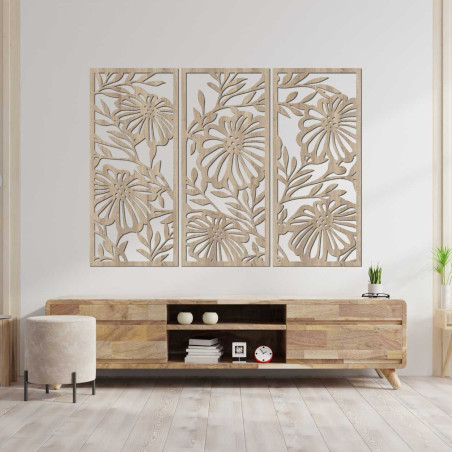 Dreiteilige Holzdekoration mit fein gearbeiteten Blumen in symmetrischer Anordnung. Dreiteilige Holzdekoration mit fein gearbeiteten Blumen in symmetrischer Anordnung.
