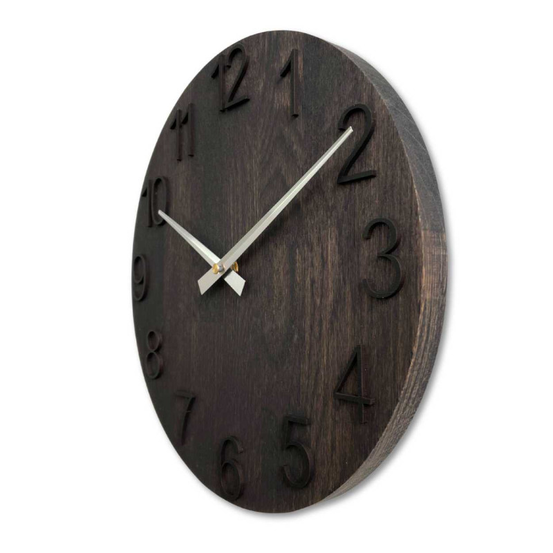 Einfache Wanduhr aus Holz mit kontrastierenden Zeigern.