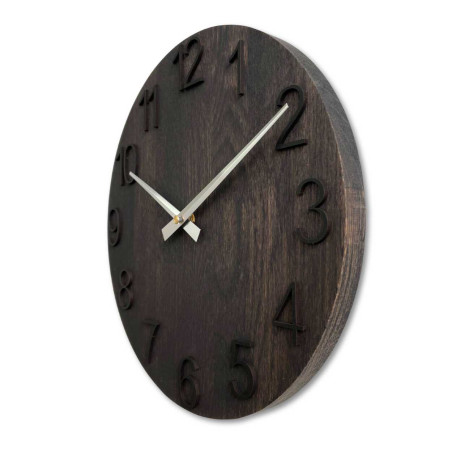 Einfache Wanduhr aus Holz mit kontrastierenden Zeigern. Einfache Wanduhr aus Holz mit kontrastierenden Zeigern.
