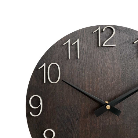 Wanduhr aus Holz mit geschnitzten Zahlen und Metallzeigern. Wanduhr aus Holz mit geschnitzten Zahlen und Metallzeigern.