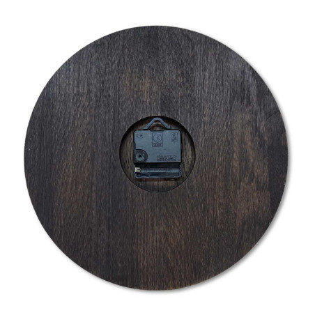 Eine Uhr aus Naturholz mit heller Oberfläche und klassischer Ziffernanordnung. Eine Uhr aus Naturholz mit heller Oberfläche und klassischer Ziffernanordnung.