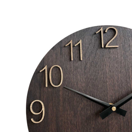 Wanduhr aus Holz mit geschnitzten Zahlen und Metallzeigern. Wanduhr aus Holz mit geschnitzten Zahlen und Metallzeigern.