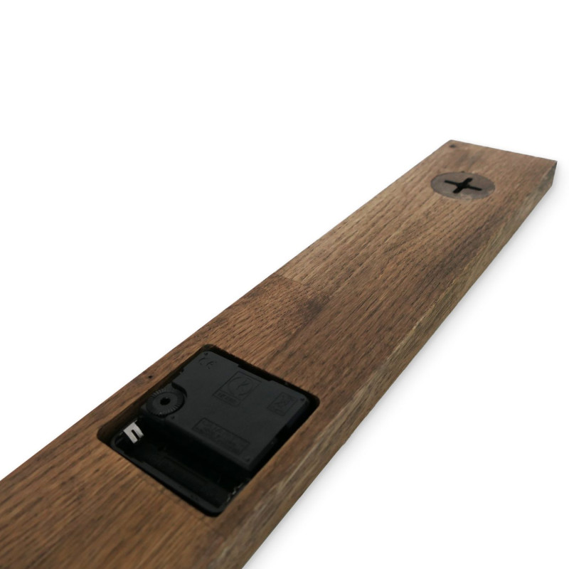 Minimalistische Wanduhr aus Holz in Schwarz.