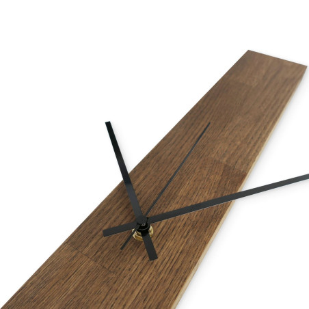Schwarze Wanduhr aus Holz mit einem weichen, matten Finish.