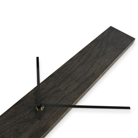 Moderne schwarze Wanduhr aus Holz Moderne schwarze Wanduhr aus Holz