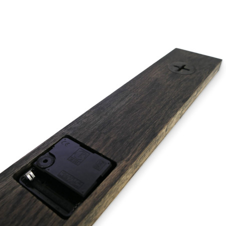 Moderne schwarze Wanduhr aus Holz Moderne schwarze Wanduhr aus Holz