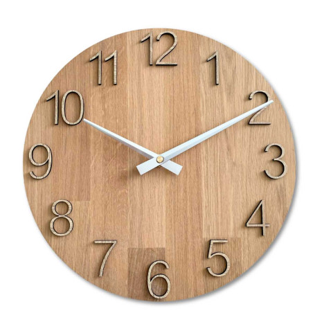 Uhr aus Massivholz mit eingravierten Zahlen und natürlichem Muster. Uhr aus Massivholz mit eingravierten Zahlen und natürlichem Muster.