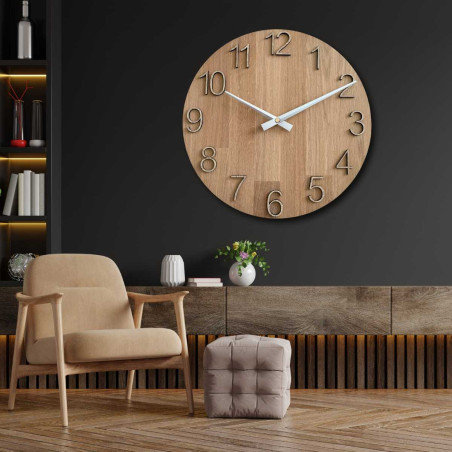 Eine Nahaufnahme eines Holzzifferblatts mit einem dezenten Ausschnitt im natürlichen Stil. Eine Nahaufnahme eines Holzzifferblatts mit einem dezenten Ausschnitt im natürlichen Stil.