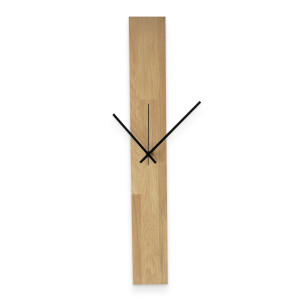 Wanduhr aus strukturiertem Holz mit minimalistischen schwarzen Zeigern und ohne Zahlen.