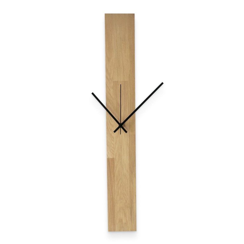 Wanduhr aus strukturiertem Holz mit minimalistischen schwarzen Zeigern und ohne Zahlen.