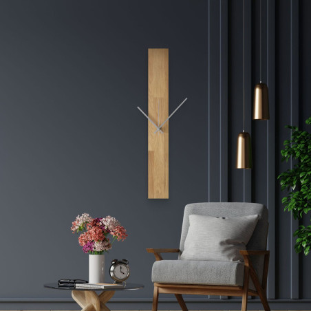 Moderne Wanduhr, an eine weiße Wand geklebt, mit schlichten schwarzen Zeigern. Moderne Wanduhr, an eine weiße Wand geklebt, mit schlichten schwarzen Zeigern.