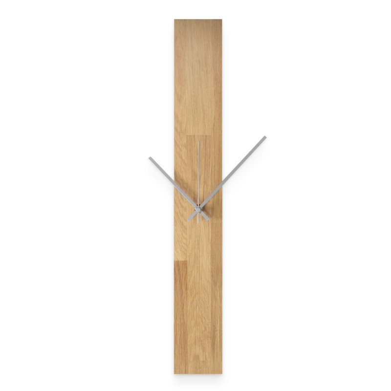 Minimalistische Uhr mit Holzsockel und schwarzen Zeigern, ohne Zahlen.