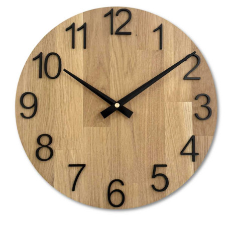 Wanduhr aus Holz mit runder Form und dezentem Naturmotiv. Wanduhr aus Holz mit runder Form und dezentem Naturmotiv.