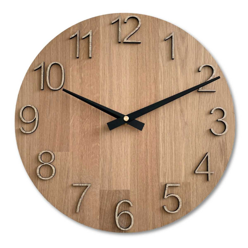 Eine Nahaufnahme eines Holzzifferblatts mit einem dezenten Ausschnitt im natürlichen Stil.