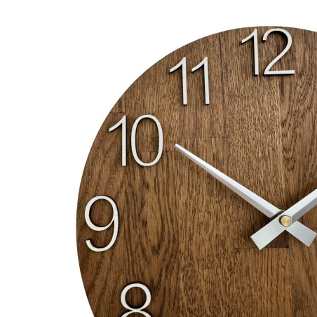 Eine Nahaufnahme eines Holzzifferblatts mit einem dezenten Ausschnitt im natürlichen Stil. Eine Nahaufnahme eines Holzzifferblatts mit einem dezenten Ausschnitt im natürlichen Stil.