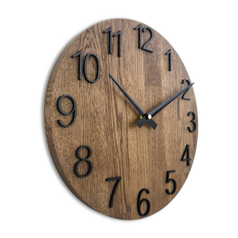 Wanduhr aus Holz mit runder Form und dezentem Naturmotiv.