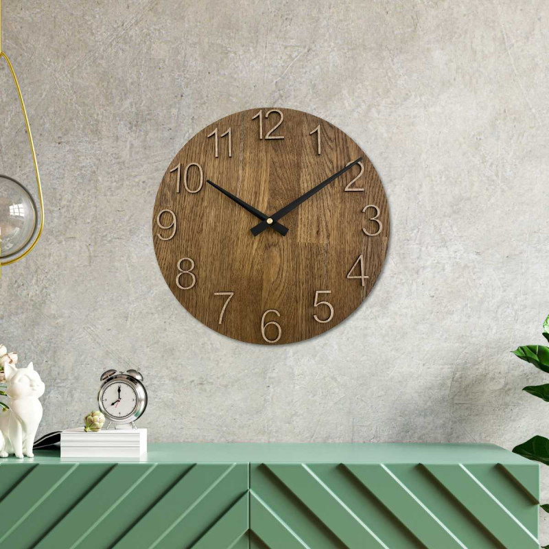 Uhr aus Massivholz mit eingravierten Zahlen und natürlichem Muster.