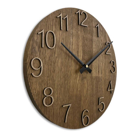 Eine Nahaufnahme eines Holzzifferblatts mit einem dezenten Ausschnitt im natürlichen Stil. Eine Nahaufnahme eines Holzzifferblatts mit einem dezenten Ausschnitt im natürlichen Stil.