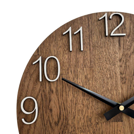 Geschnitzte Holzuhr mit einfachem Zifferblatt und minimalistischem Design. Geschnitzte Holzuhr mit einfachem Zifferblatt und minimalistischem Design.