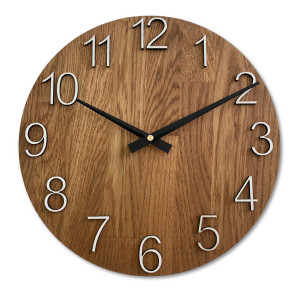 Wanduhr aus Holz mit runder Form und dezentem Naturmotiv. 2