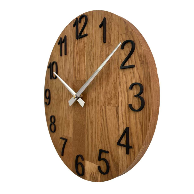 Eine Nahaufnahme eines Holzzifferblatts mit einem dezenten Ausschnitt im natürlichen Stil.