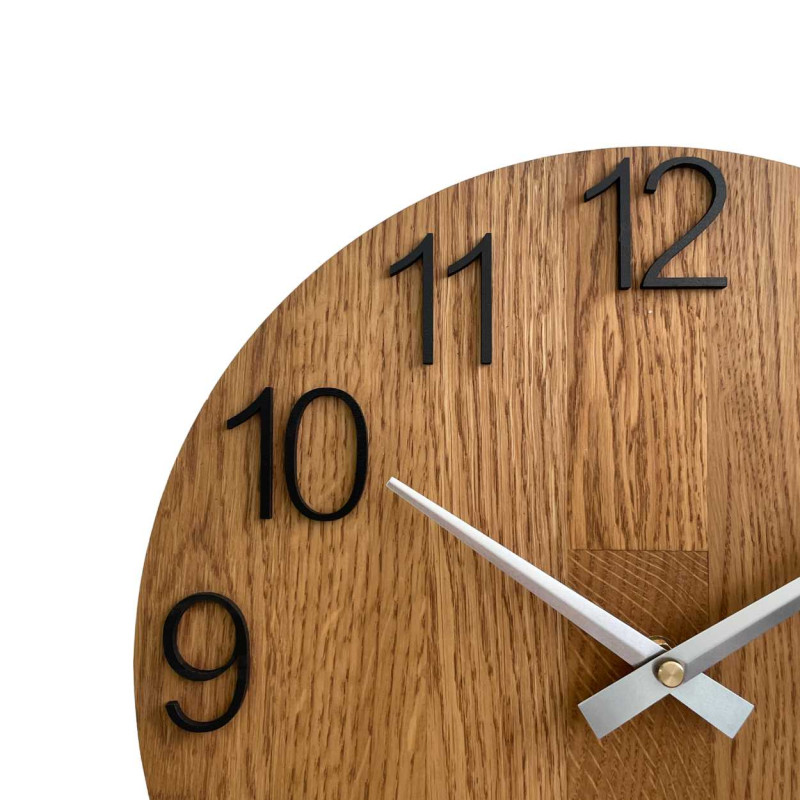 Holzuhr mit symmetrischer Form und einem Ausschnitt, inspiriert von Motiven aus der Natur.