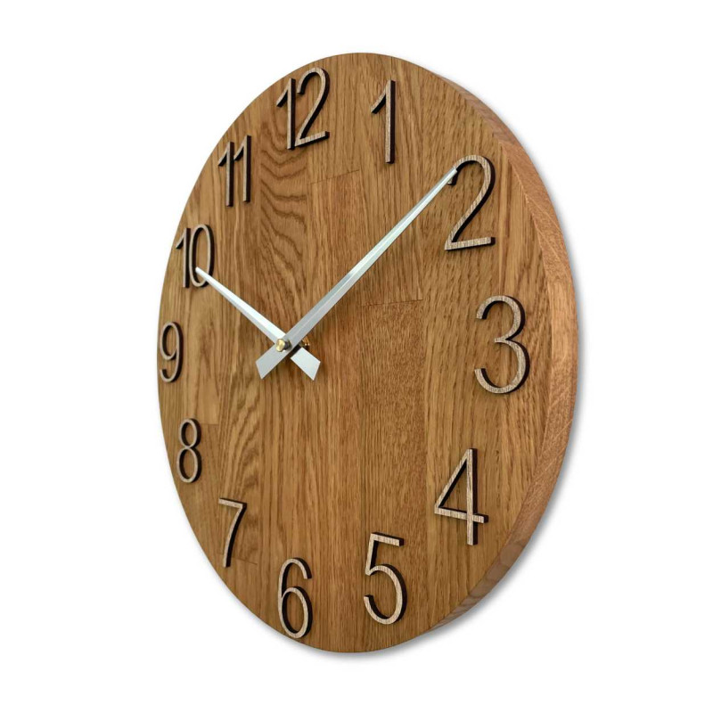 Wanduhr aus Holz mit runder Form und dezentem Naturmotiv.