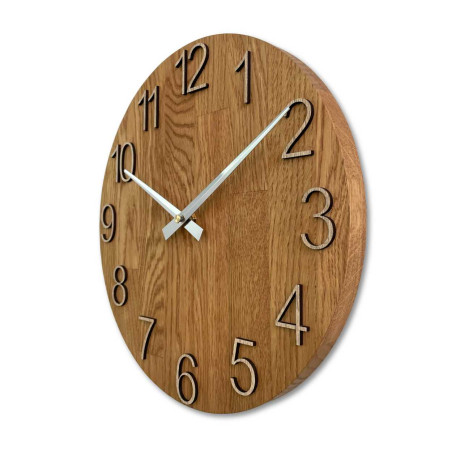 Wanduhr aus Holz mit runder Form und dezentem Naturmotiv. Wanduhr aus Holz mit runder Form und dezentem Naturmotiv.