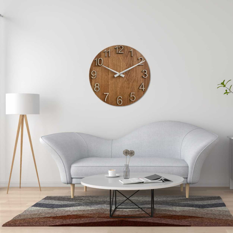 Eine Nahaufnahme eines Holzzifferblatts mit einem dezenten Ausschnitt im natürlichen Stil.