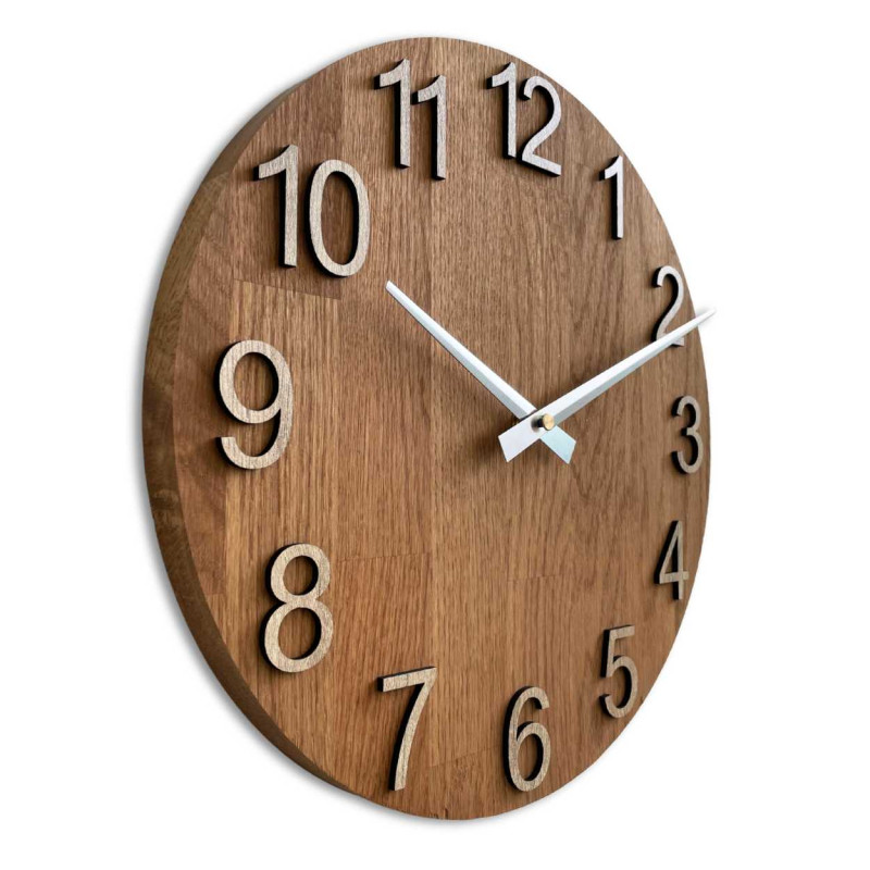 Holzuhr mit symmetrischer Form und einem Ausschnitt, inspiriert von Motiven aus der Natur.