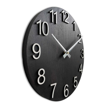 Wanduhr aus Holz mit runder Form und silbernen Zeigern Wanduhr aus Holz mit runder Form und silbernen Zeigern