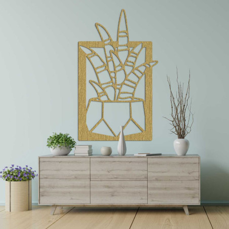 Wanduhr aus Holz mit dunklen Zeigern und klarem Zifferblatt. Wanduhr aus Holz mit dunklen Zeigern und klarem Zifferblatt.