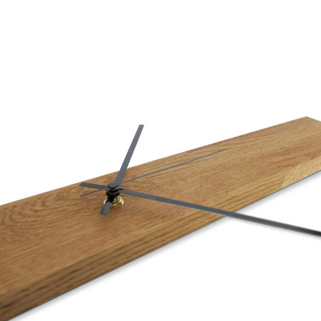 Minimalistische Holzuhr in Form einer schmalen Tafel mit silbernen und schwarzen Zeigern. Minimalistische Holzuhr in Form einer schmalen Tafel mit silbernen und schwarzen Zeigern.