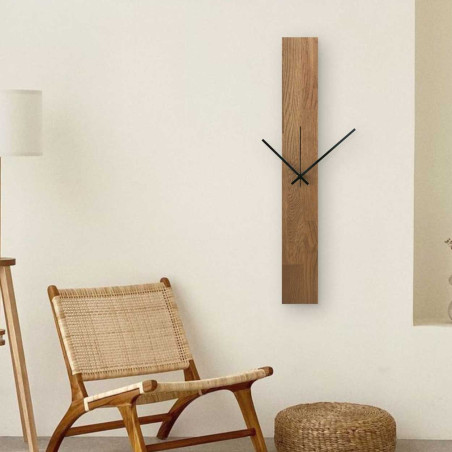 Vertikale Holzuhr mit kombinierten schwarzen und silbernen Zeigern ohne Zahlen. Vertikale Holzuhr mit kombinierten schwarzen und silbernen Zeigern ohne Zahlen.