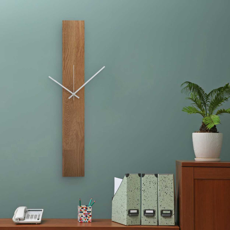 Moderne Uhr aus Massivholz mit schwarzen und silbernen Zeigern auf der Mittelachse.