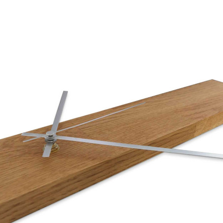 Holzuhr mit vertikaler Form und modernem Look Holzuhr mit vertikaler Form und modernem Look