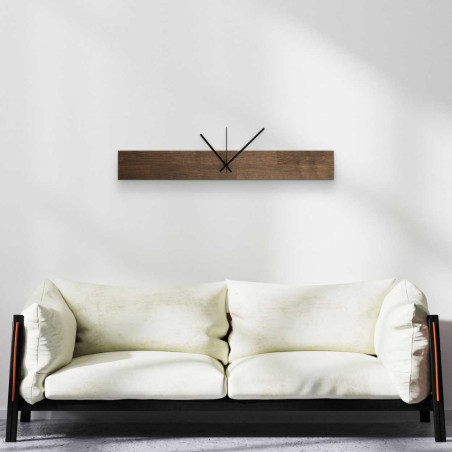 Wanduhr aus Naturholz mit schlichten schwarzen Zeigern Wanduhr aus Naturholz mit schlichten schwarzen Zeigern