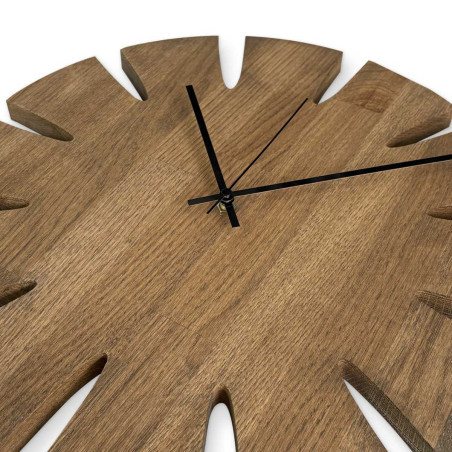 Elegante große Wanduhr aus Holz mit schlichtem Zifferblatt, entworfen für die Küche.