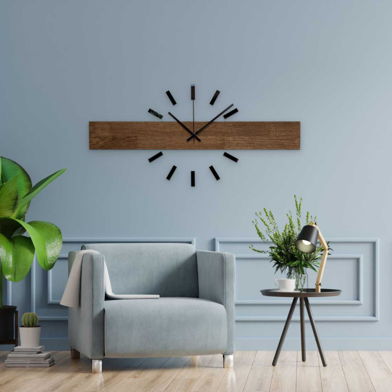 Moderne Wanduhr aus Holz mit elegantem Design für das Wohnzimmer.