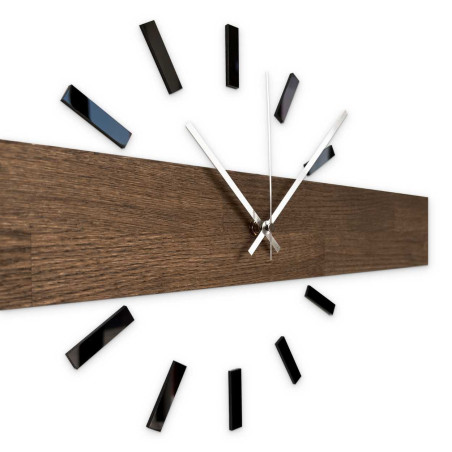 Elegante Uhr mit Holzmotiv für das Kinderzimmer. Elegante Uhr mit Holzmotiv für das Kinderzimmer.