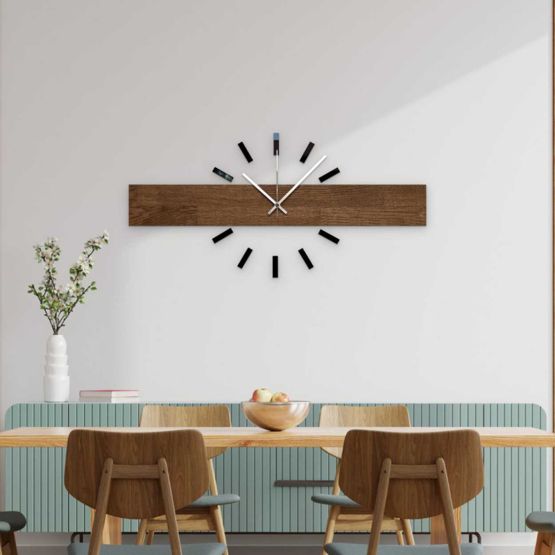 Moderne Wanduhr aus Holz mit elegantem Design für das Wohnzimmer.