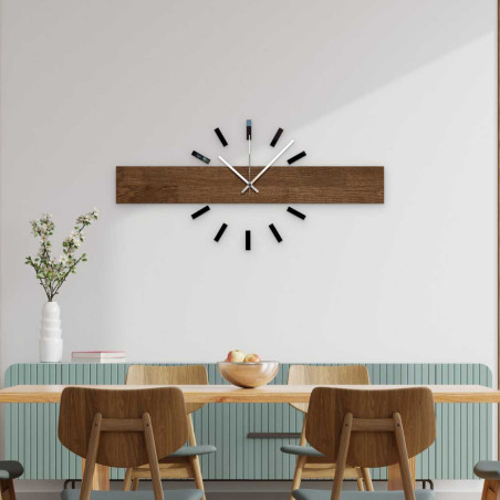 Moderne Wanduhr aus Holz mit elegantem Design für das Wohnzimmer. Moderne Wanduhr aus Holz mit elegantem Design für das Wohnzimmer.