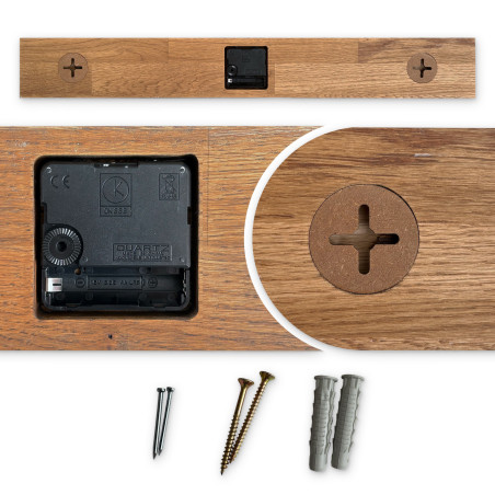 Wanduhr aus Holz mit markanten schwarzen Zahlen und schwarzen Zeigern. Wanduhr aus Holz mit markanten schwarzen Zahlen und schwarzen Zeigern.