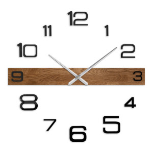 Große Wanduhr aus Holz mit schwarzen arabischen Ziffern und dunklen Zeigern, passend für das Wohnzimmer.