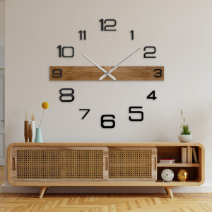 Große Wanduhr aus Holz mit schwarzen arabischen Ziffern und dunklen Zeigern, passend für das Wohnzimmer. 2