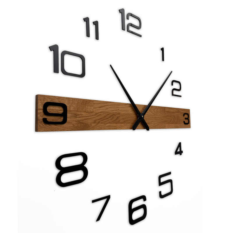 Wanduhr aus Holz mit markanten schwarzen Zahlen und schwarzen Zeigern.