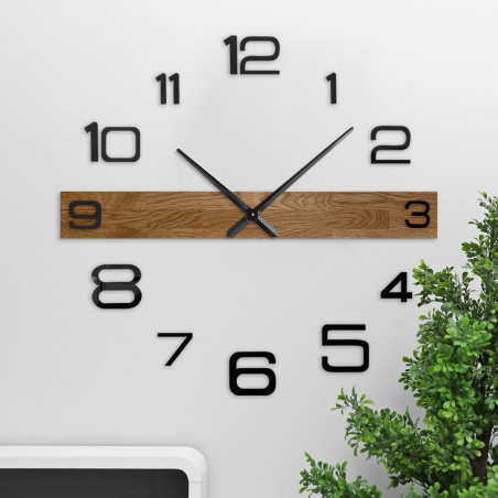 Große Wanduhr aus Holz mit schwarzen arabischen Ziffern und dunklen Zeigern, passend für das Wohnzimmer. Große Wanduhr aus Holz mit schwarzen arabischen Ziffern und dunklen Zeigern, passend für das Wohnzimmer.