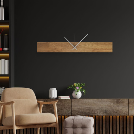 Große Wanduhr aus Holz mit markanten schwarzen Zeigern und separaten Zahlen. Große Wanduhr aus Holz mit markanten schwarzen Zeigern und separaten Zahlen.