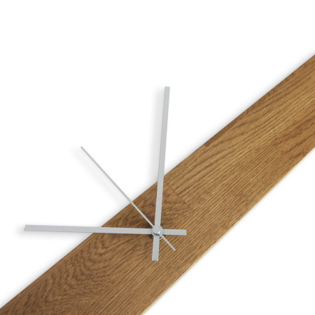 Elegante Holzuhr mit dunklem Holzbrett und schwarzen Ziffern an der Wand angeordnet. Elegante Holzuhr mit dunklem Holzbrett und schwarzen Ziffern an der Wand angeordnet.