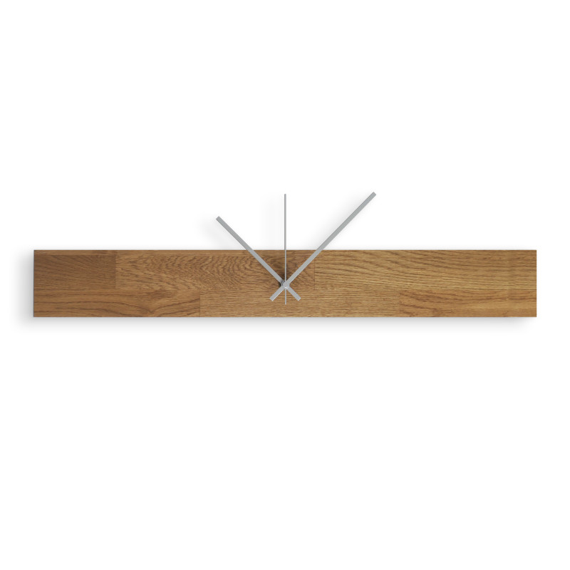 Minimalistische Wanduhr mit Holzteil und schwarzen, gut sichtbaren Zahlen.